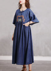 Elegante vestido de mezclilla de algodón azul con cuello redondo, bordado y mangas de mariposa